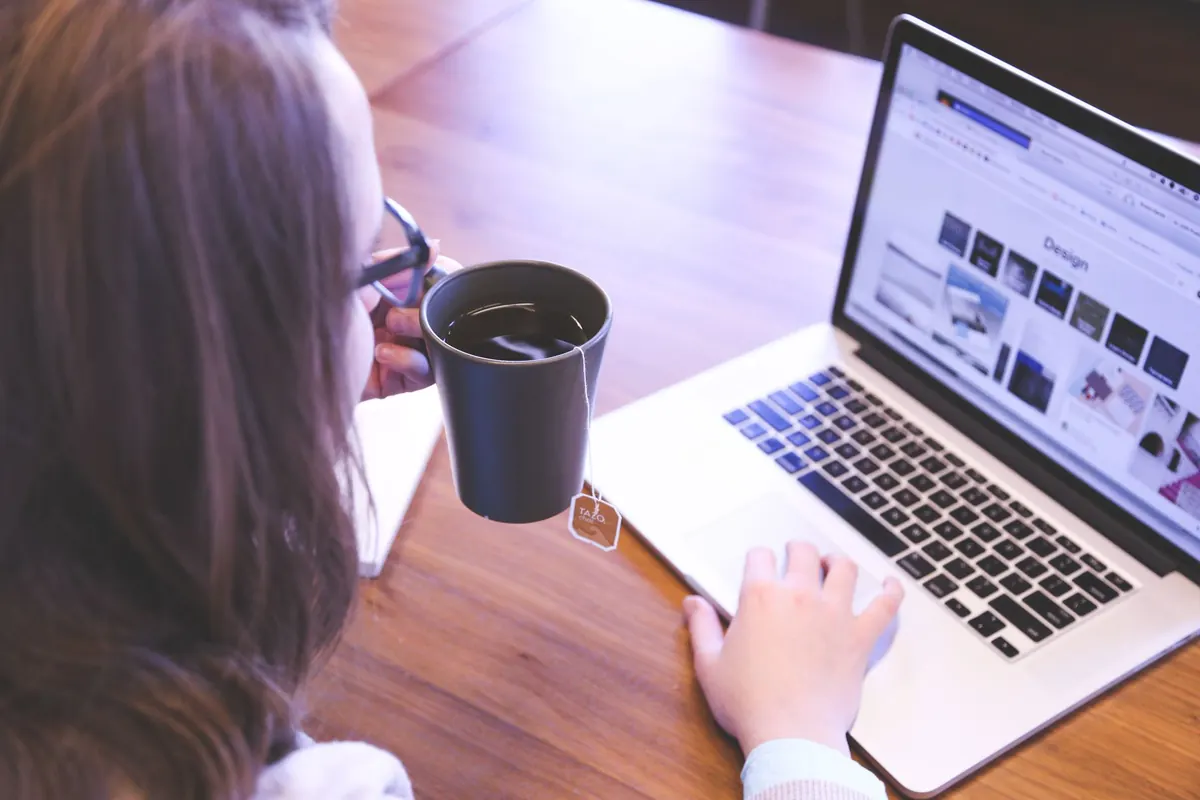 Online Chat Etiquette in the UK: 10 Rules for Friendlier Conversations